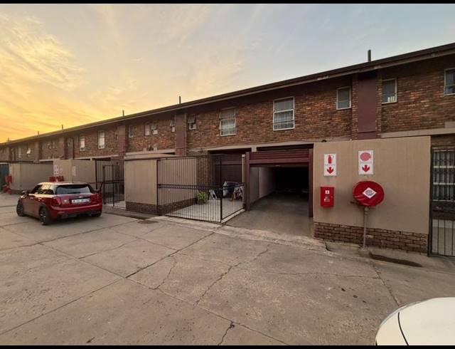 2 BEDROOM TOWNHOUSE FOR SALE IN SILVERTON